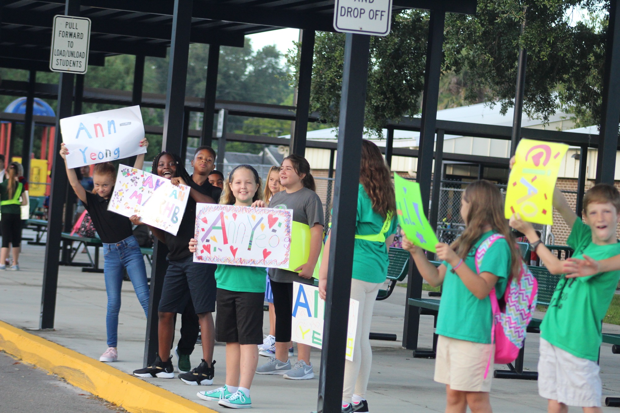 Fifth-grade students at Sugar Mill Elementary School welcomed their classmates during Start with Hello Week. Photo by Lurvin Fernandez.