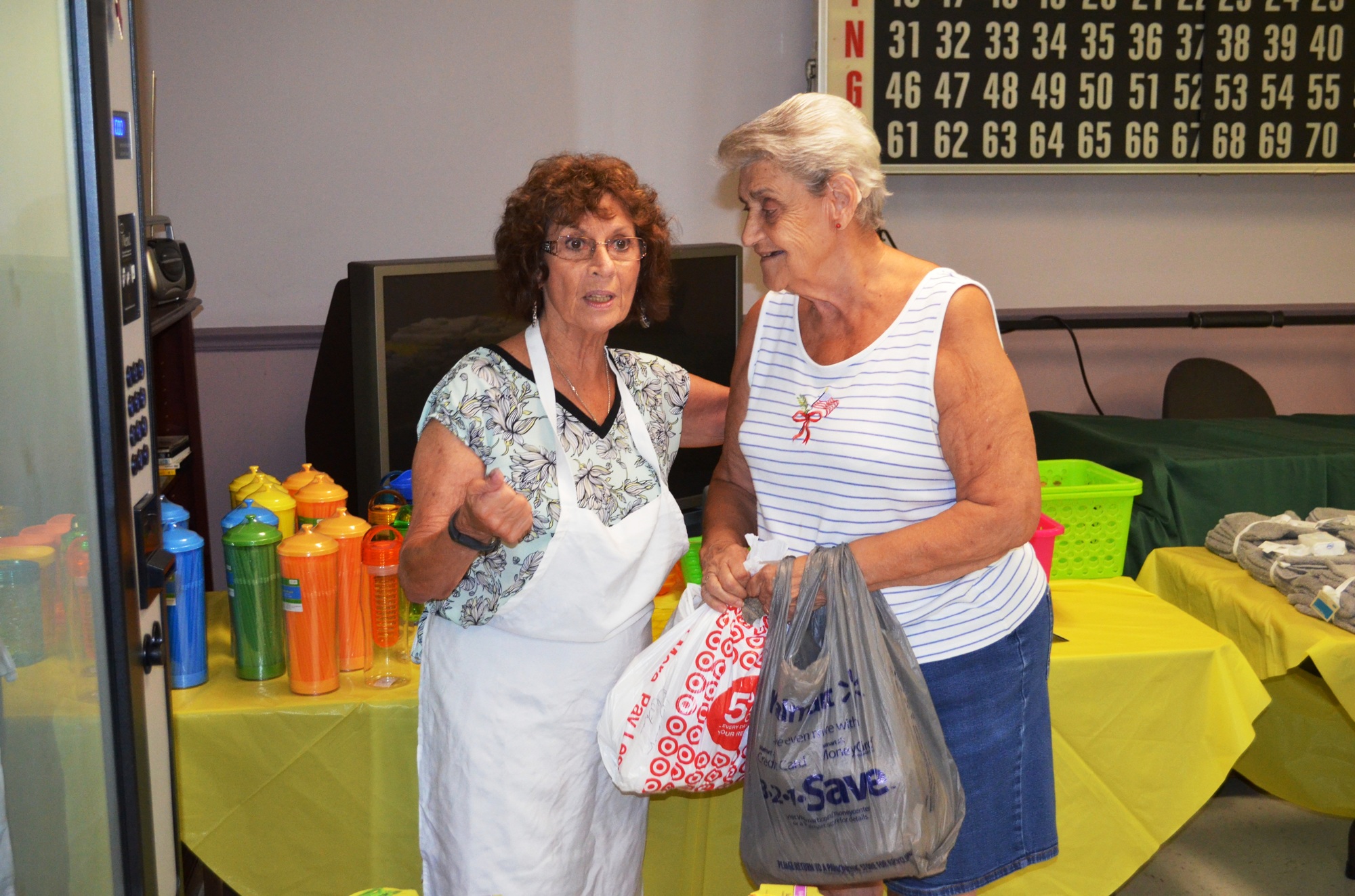 Volunteer Revella Ortiz helps Lorraine Lenenlin.