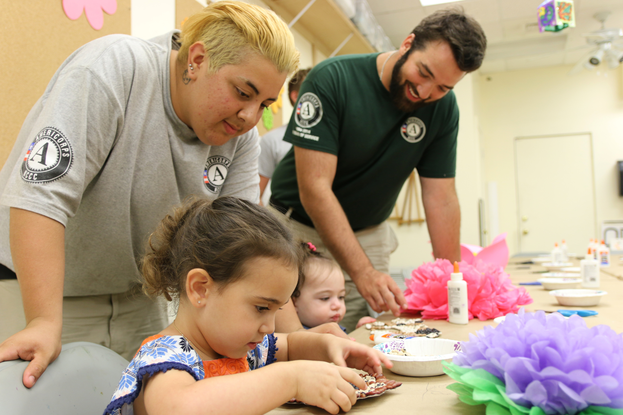 Dominic Del Castillo and Team Leader Pierce Curran help Adeline and Marlowe Frankel during OMAM's Free Family Art Night on Friday, Sept. 7. Photo by Jarleene Almenas