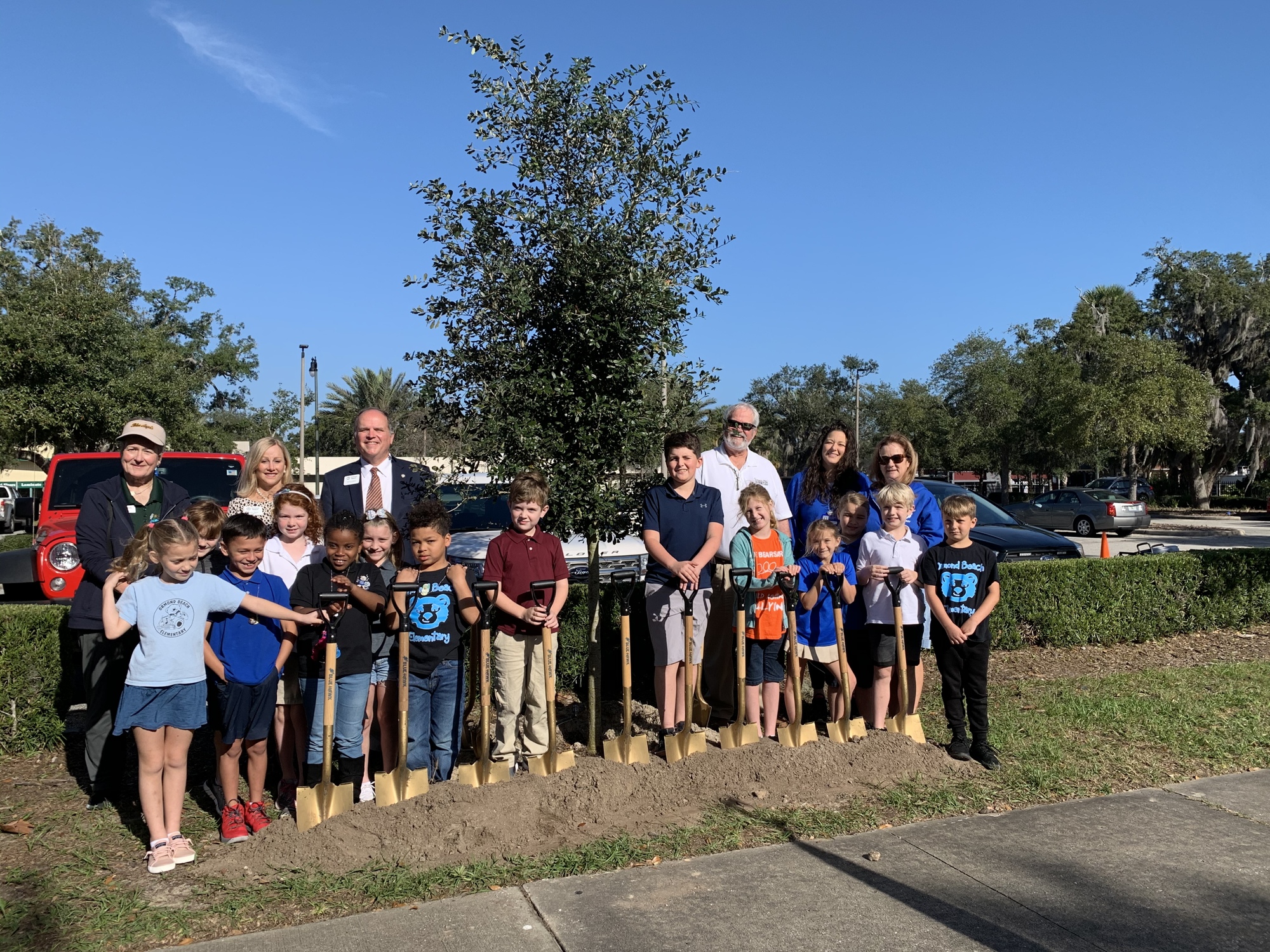 Joan Tague, Ormond Beach City Commissioner Susan Persis, Mayor Bill Partington, Ike Leary and OBE faculty and second graders. Courtesy photo