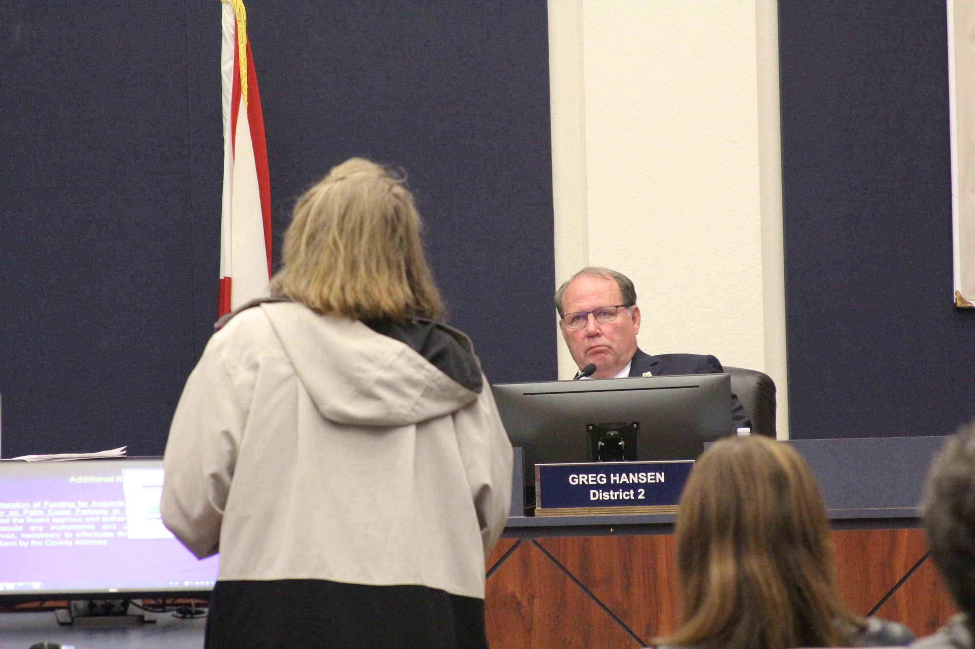 County Commissioner Greg Hansen listens to Plantation Bay resident Mary Ann Redden. Photo by Brian McMillan