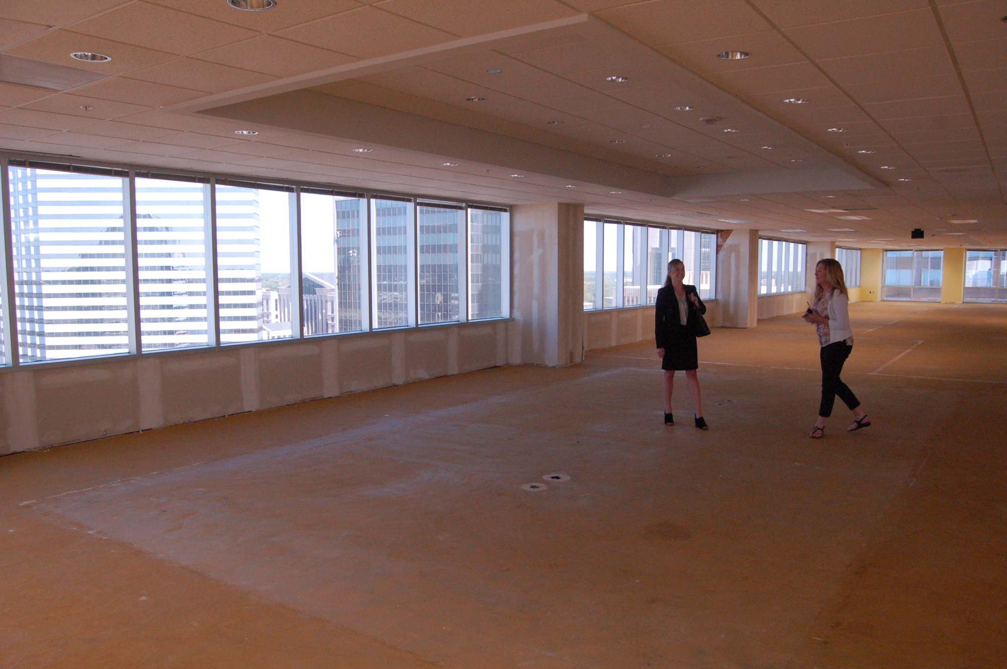 Some floors at SunTrust Tower offer nearly 20,000 square feet of Class-A office space ready for build-out with east, south and west views of the Downtown skyline and St. Johns River.