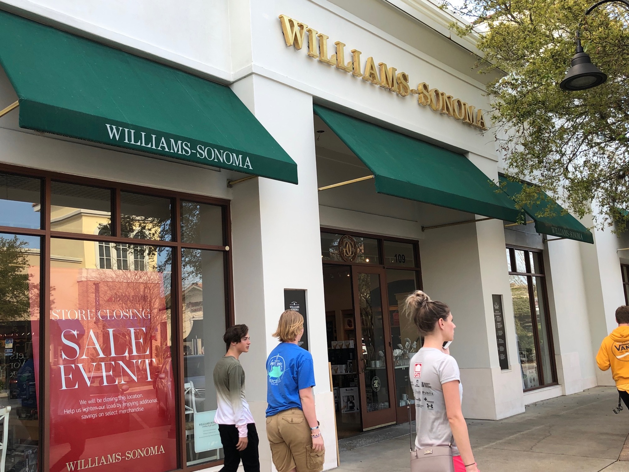 Williams-Sonoma is selling its housewares at a discount in anticipation of shutting its doors at St. Johns Town Center.