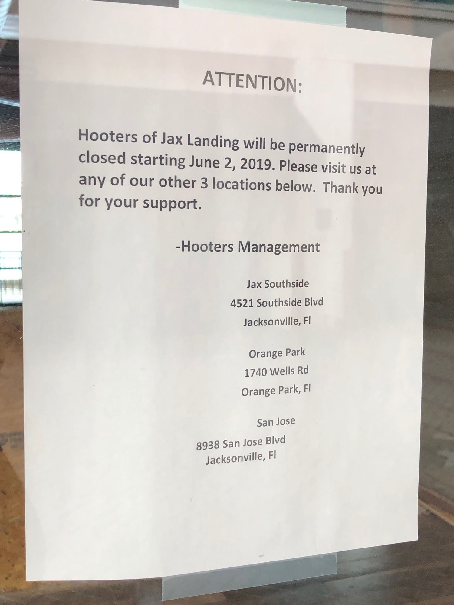 A sign informs potential Hooters customers of the closing.