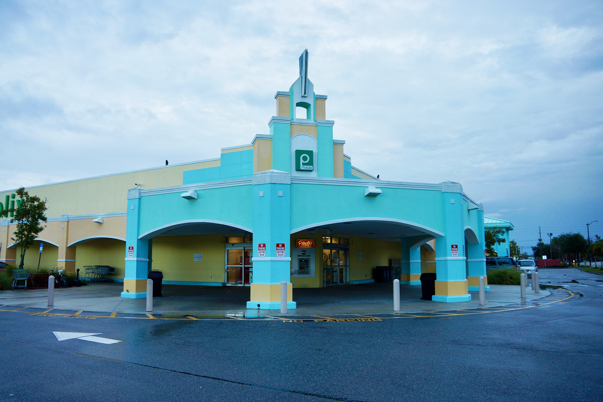 The Publix at Gateway Town Center will close, but Winn-Dixie will take over the store in the first quarter of 2020.