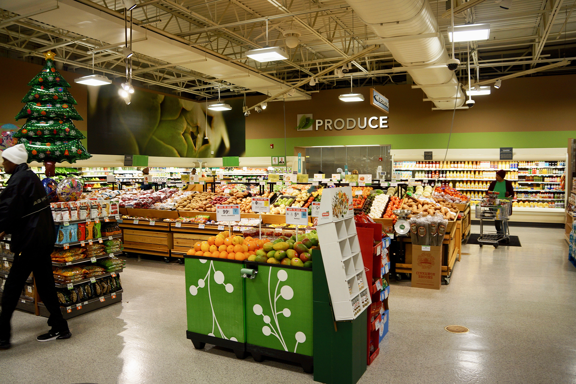 On Dec. 23, less than a week before its closing, the produce area at the Gateway Publix was fully stocked.