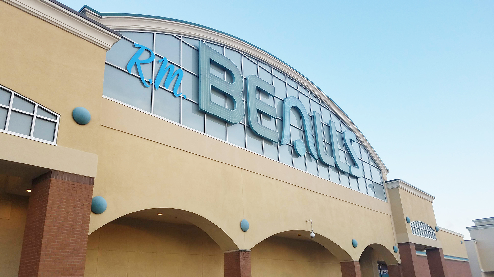R.M. Bealls focused on selling items at “a consistent lower price.”
