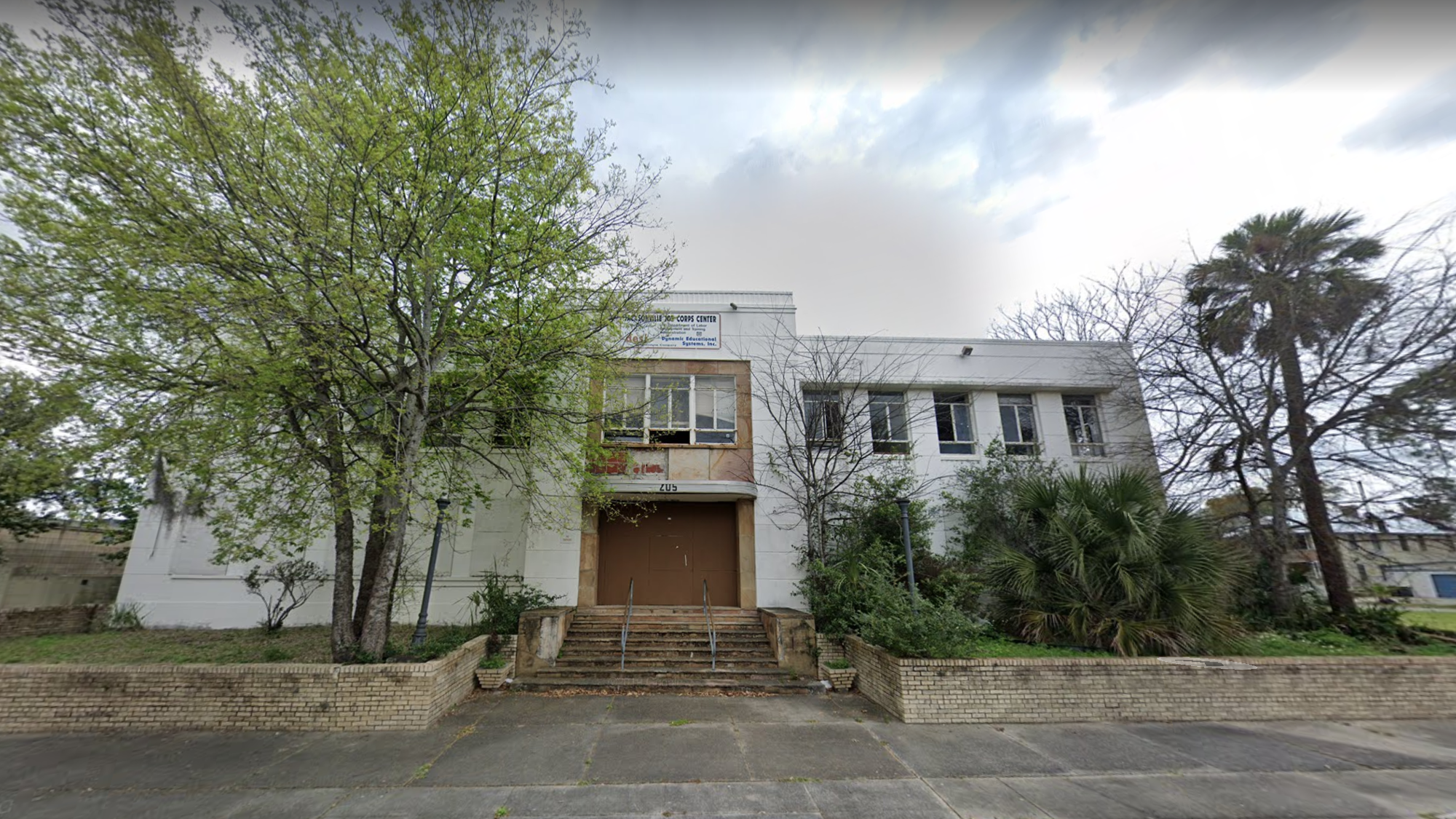 A developer plans to transform the former Jacksonville Jewish Center into apartments.
