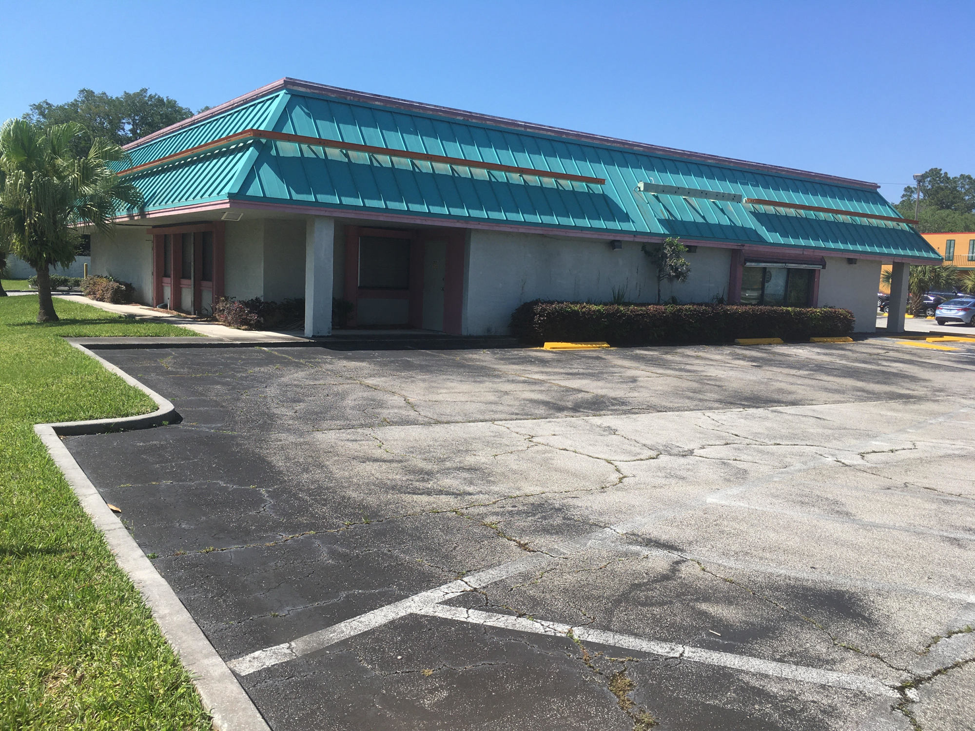 Plans to transform this former Village Inn into a sports restaurant have met with neighborhood concerns about traffic, parking and noise.