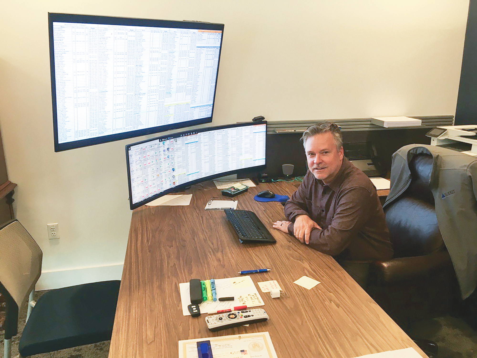 Marc Padgett, president of Summit Contracting Group, tracks the company’s 11 projects under construction in Northeast Florida with the aid of multiple computer monitors.