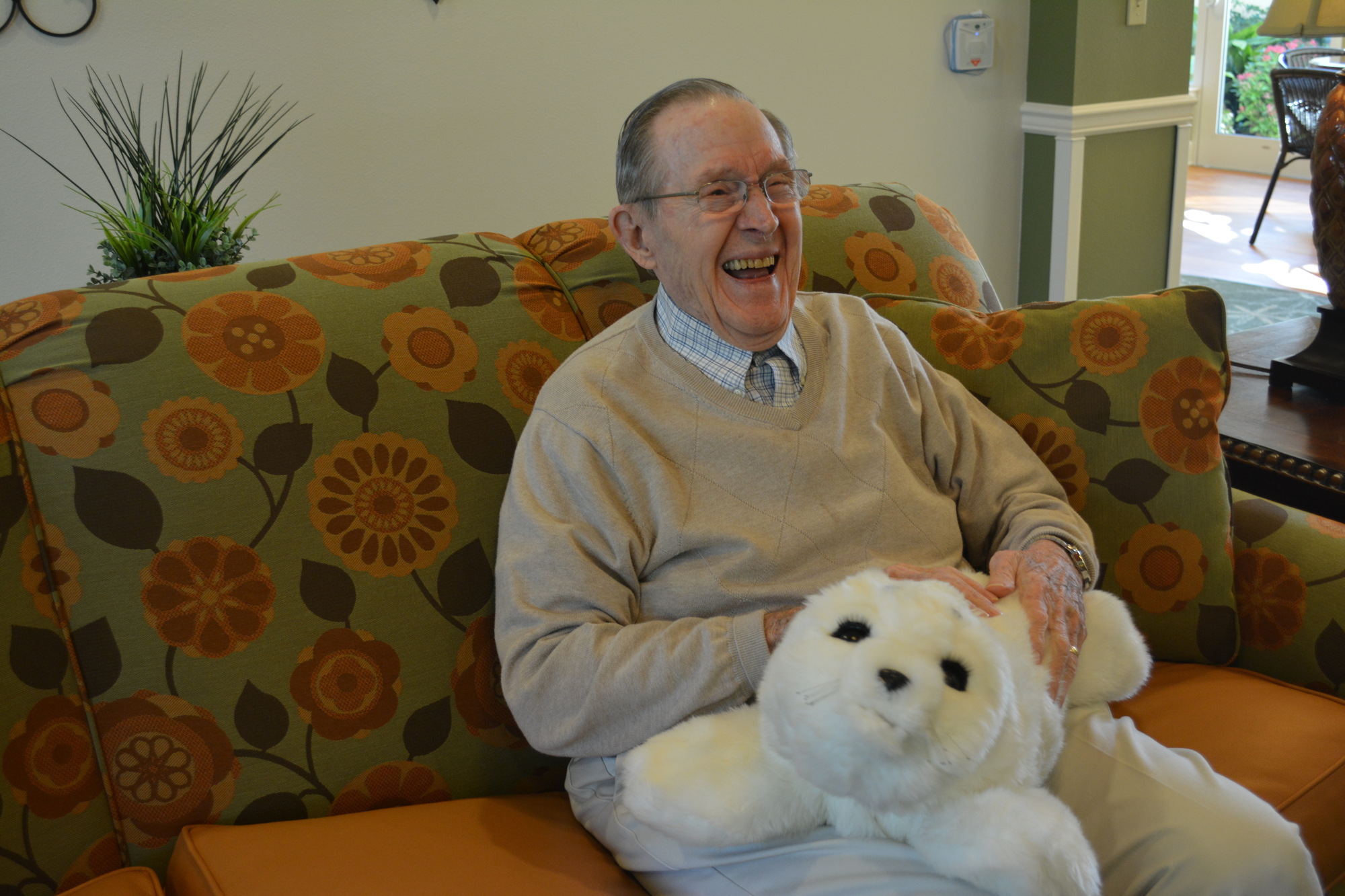 John Dack, a resident at Windsor Reflections of Lakewood Ranch, enjoys his time with Hope.