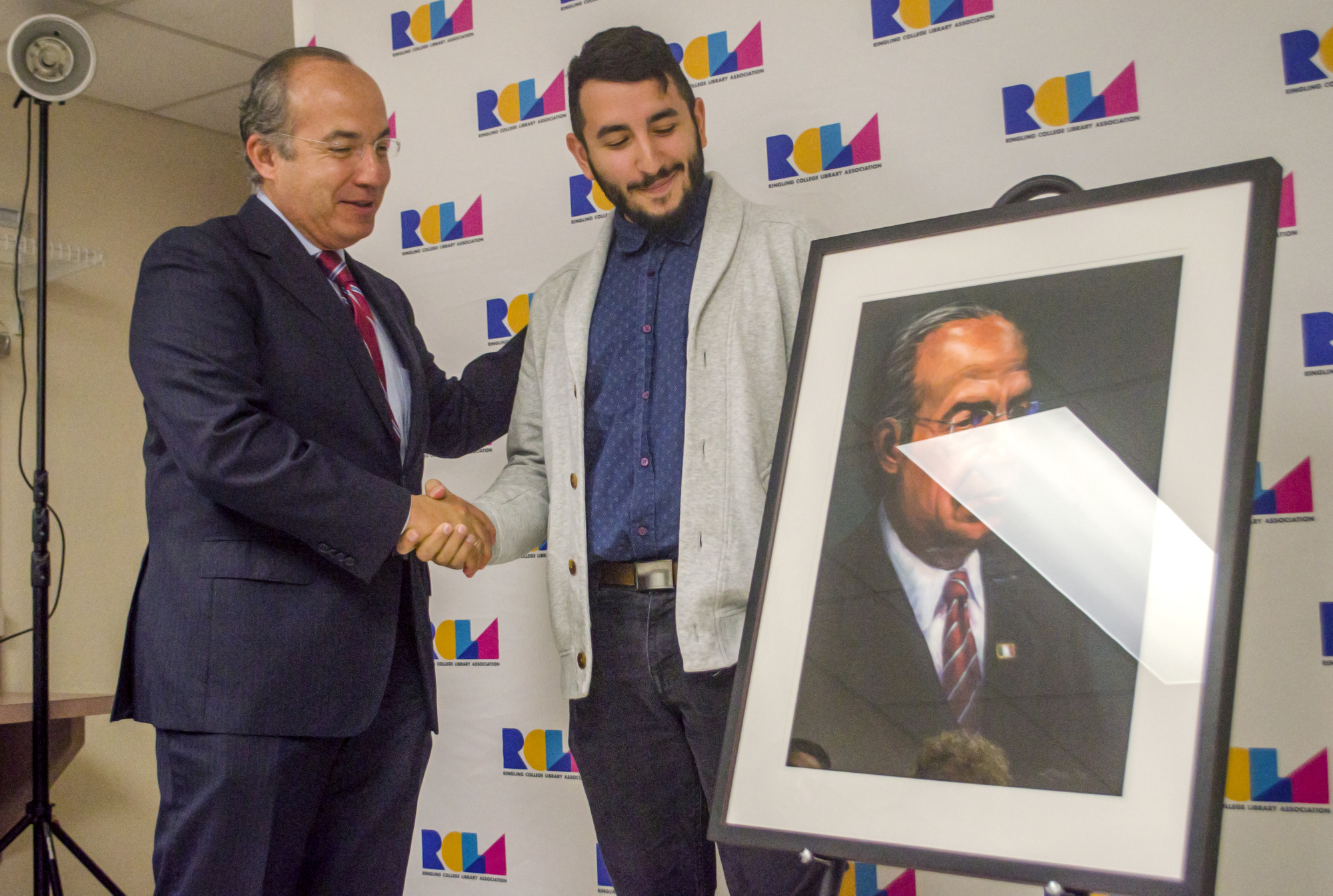 Former Mexican President Felipe Calderon thanks Ringling student Nahman L' Hrar for his portrait.