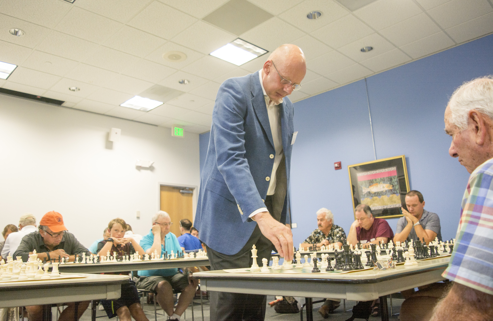 Hans Schut participates in a simultaneous match with 16 opponents.