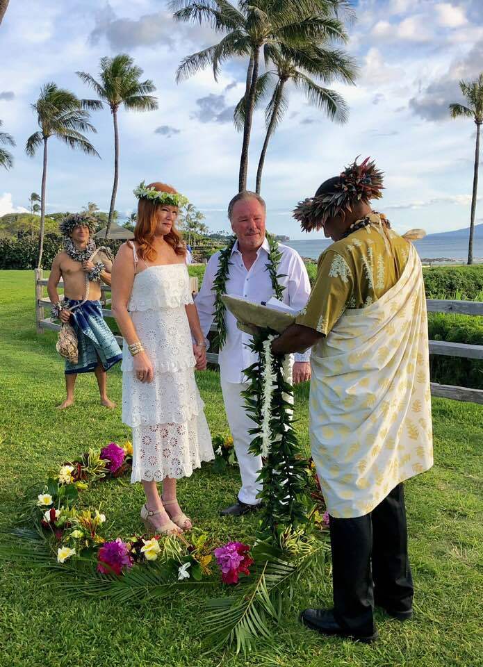 Michael and Terri Klauber renewed their vows in traditional Hawaiian fashion.