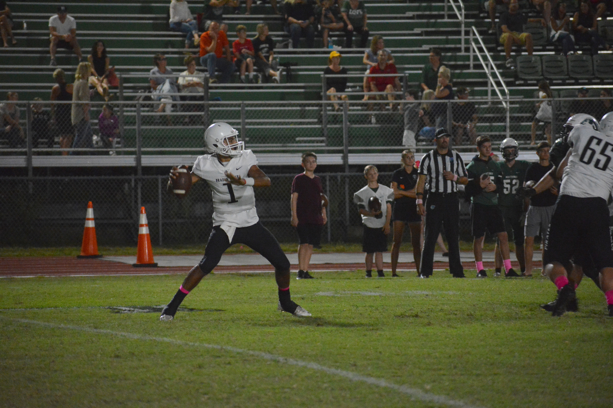 Pirates sophomore quarterback Shawqi Itraish (1) threw a touchdown pass in the second half against the Mustangs.