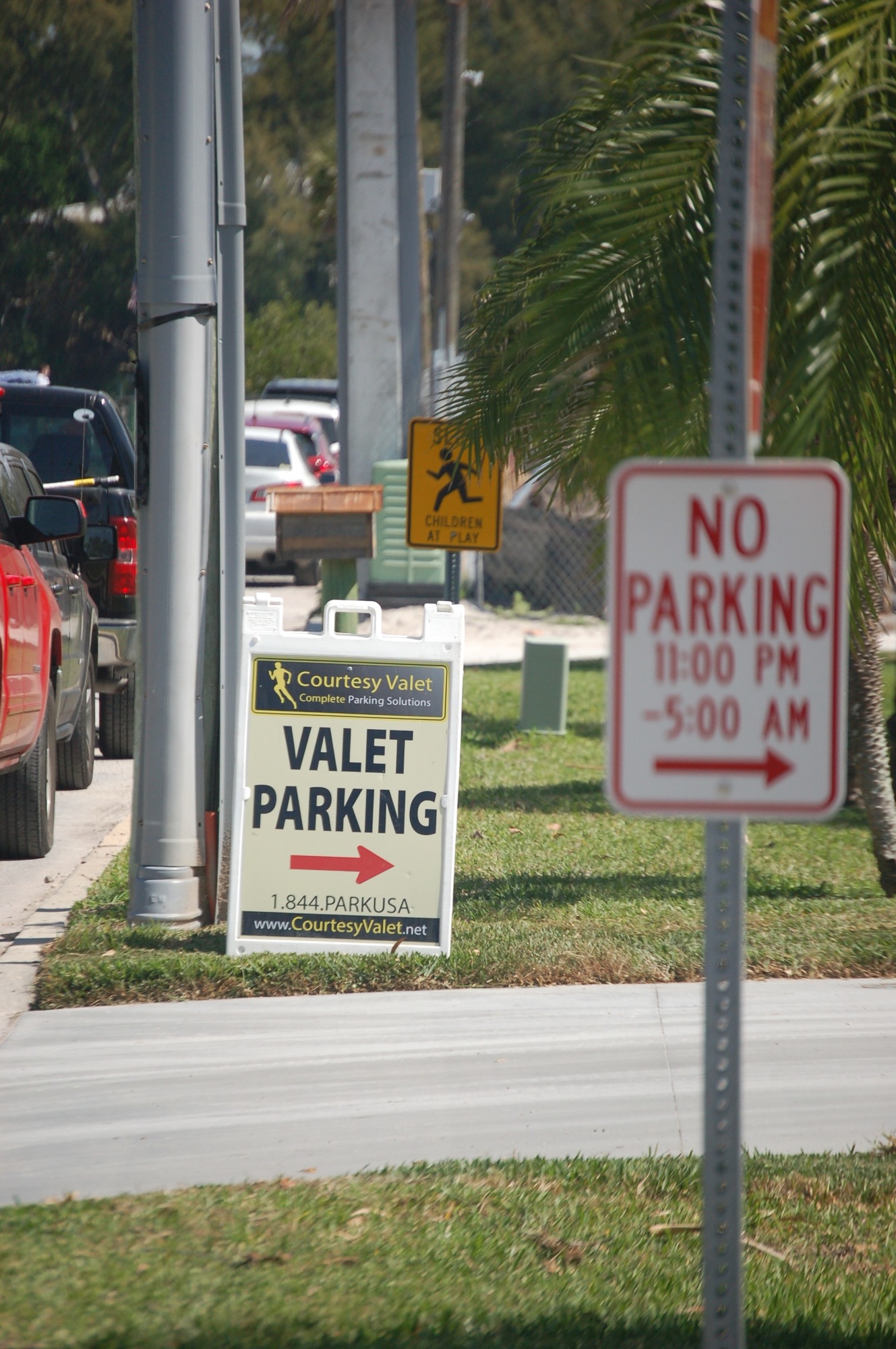 The town gave initial approval to banning the use of private valet services on public streets or parking spaces.