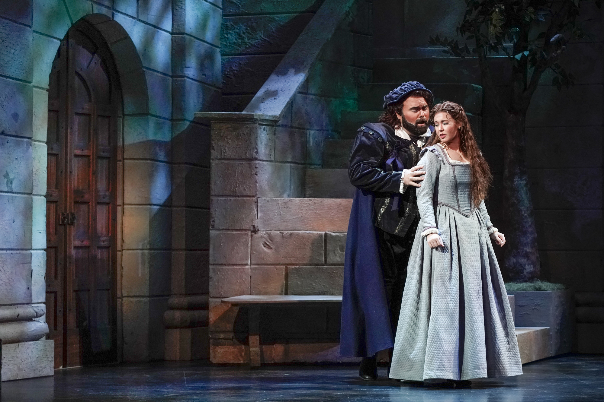 William Davenport portrays Duke of Mantua, and Hanna Brammer portrays Rigoletto's daughter, Gilda.