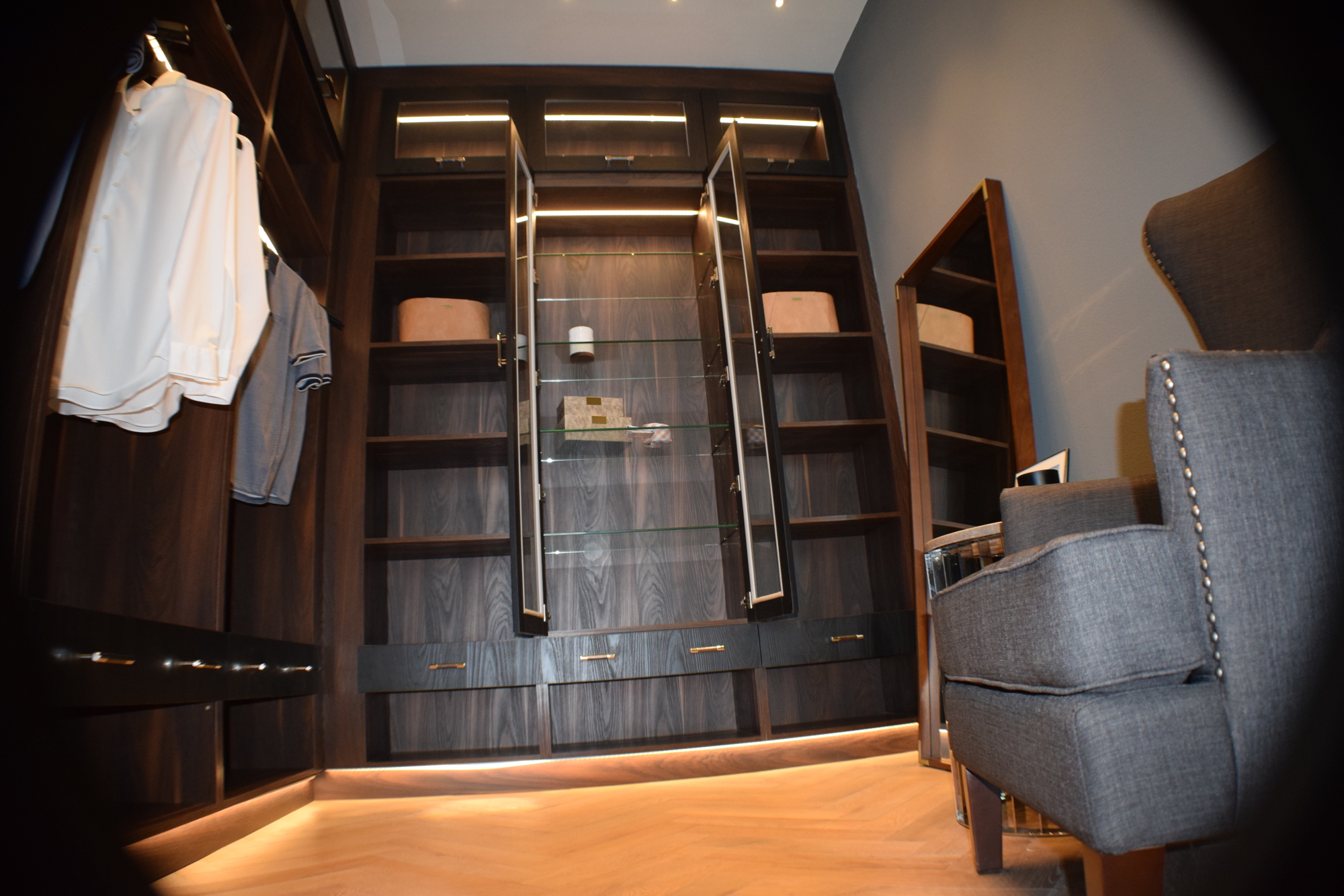 John Cannon designed this Korina model men’s closet to create the ambiance of a luxurious locker room.