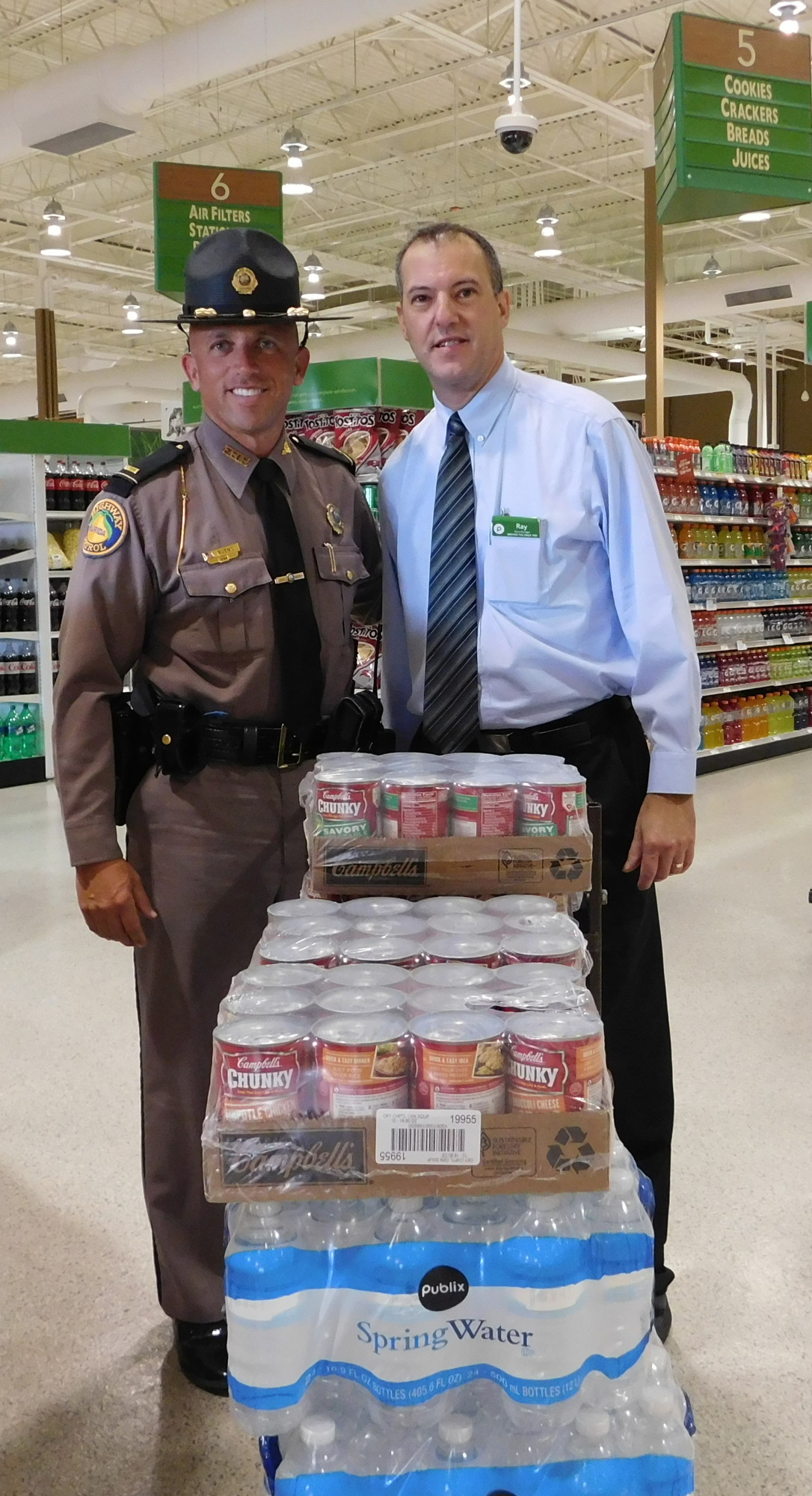 Lt. Gregory Bueno and Publix manager Ray Gonzalez. Photo courtesy of Lt. Gregory Bueno.
