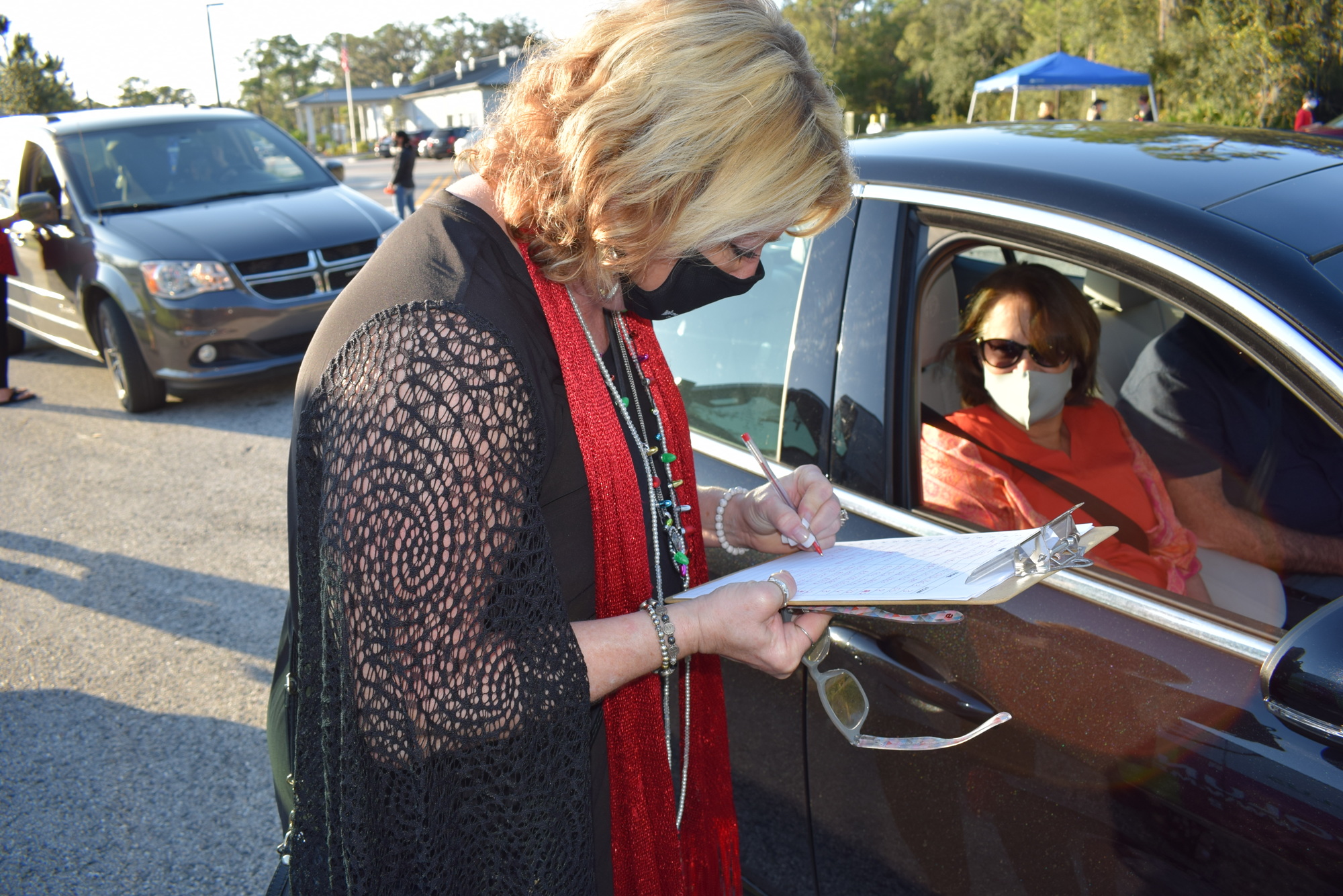 Judi Bjork of Meals on Wheels Plus registers Lakewood Ranch's Lori and Ron Hamilton for the raffle.