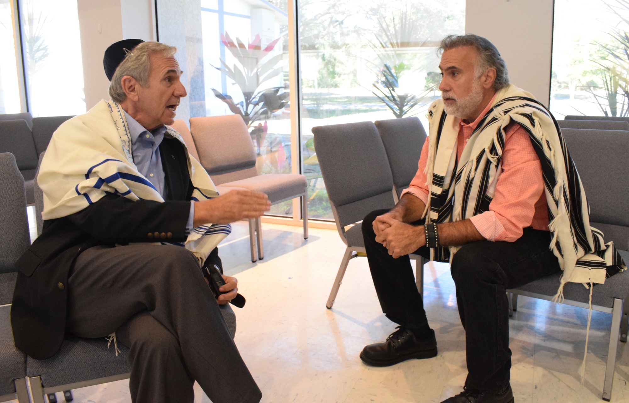 Neil Spirtas, a member of Temple Beth El, chats with Rabbi Tuviah Schreiber. Photo by Liz Ramos.