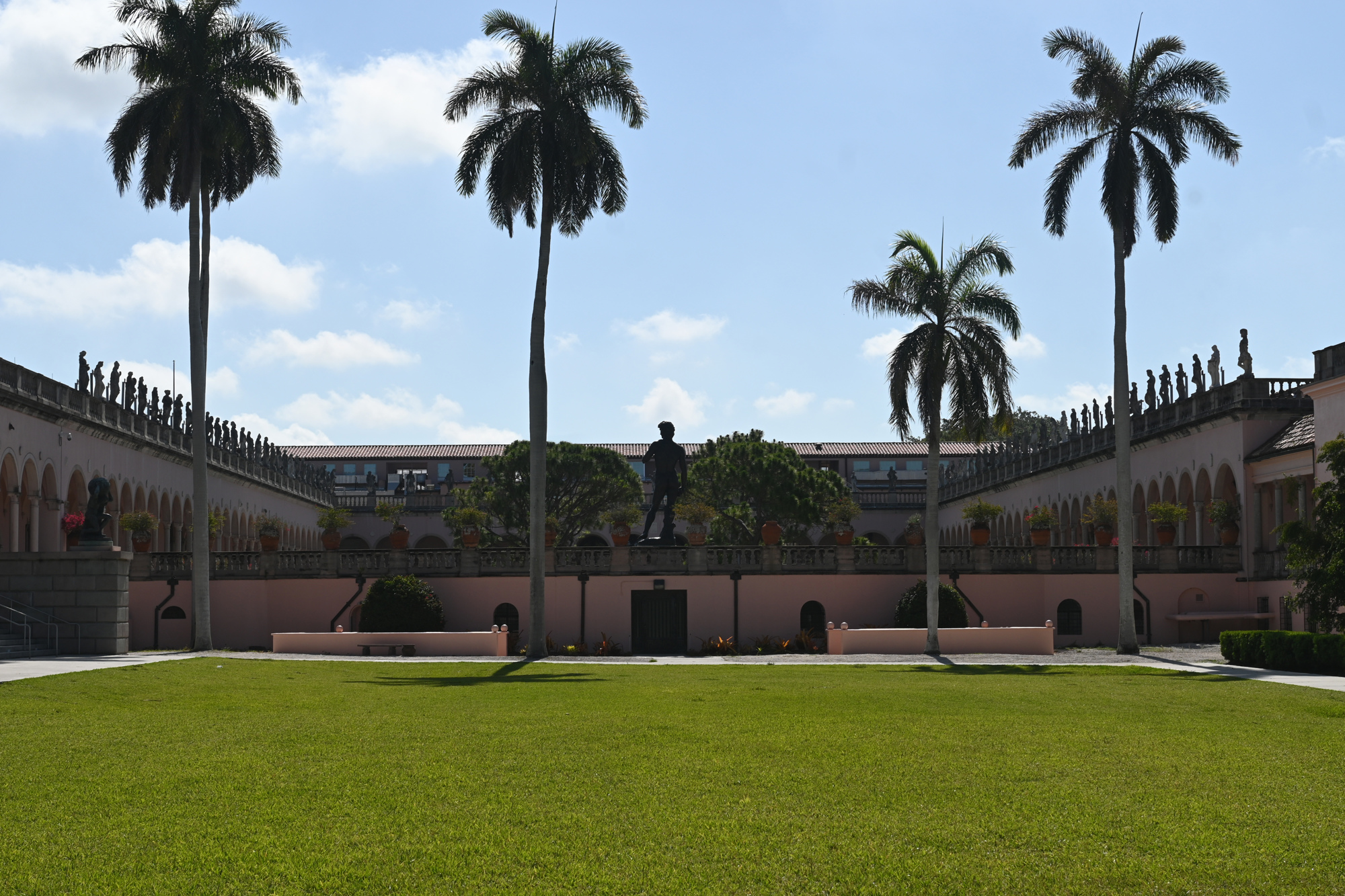 The natural beauty of the Ringling's spacious backdrop will serve as setting for the student photography exhibit. (Photo: Spencer Fordin)
