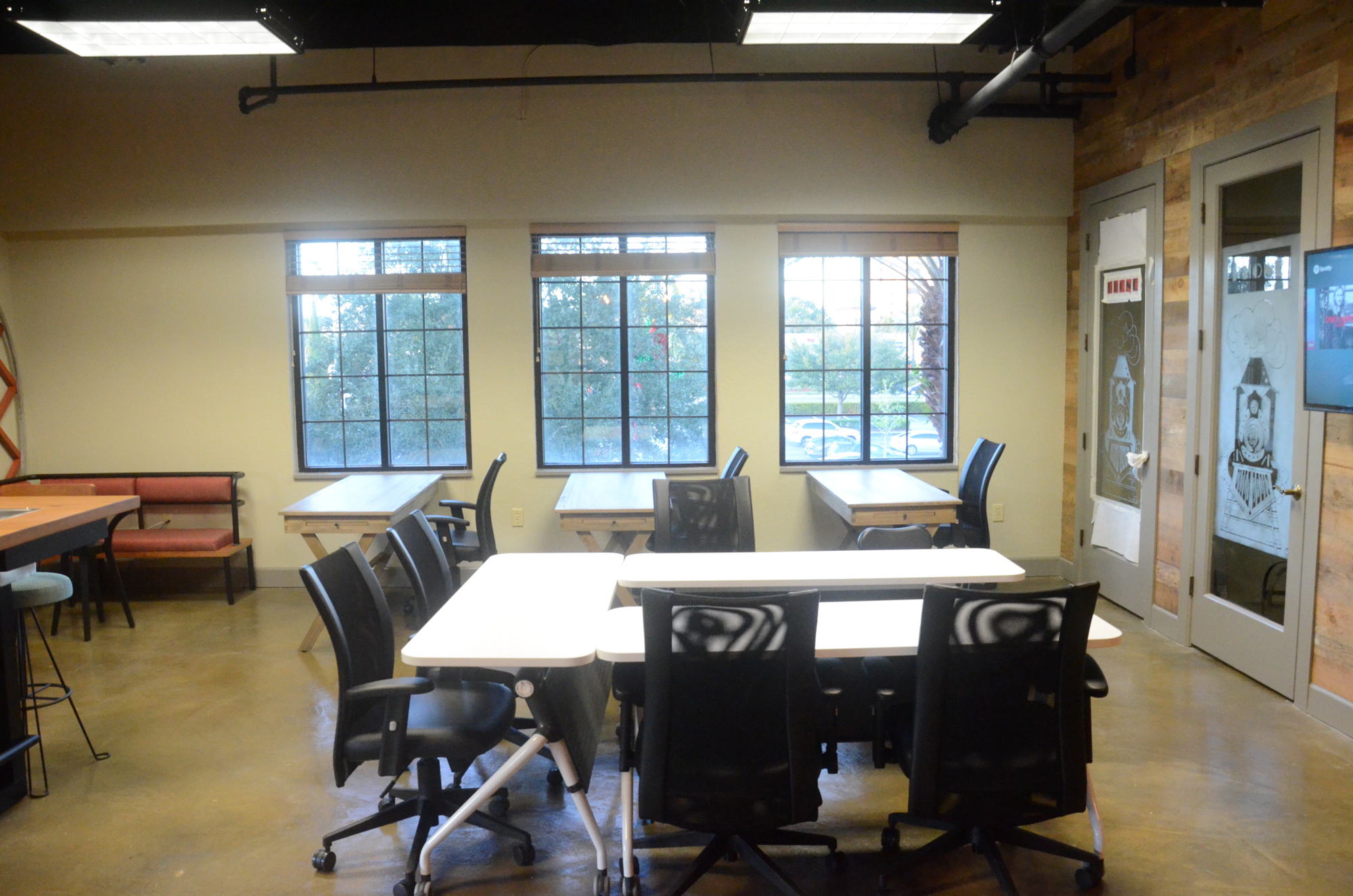 HUB 925 includes an assortment of workspace options for members.
