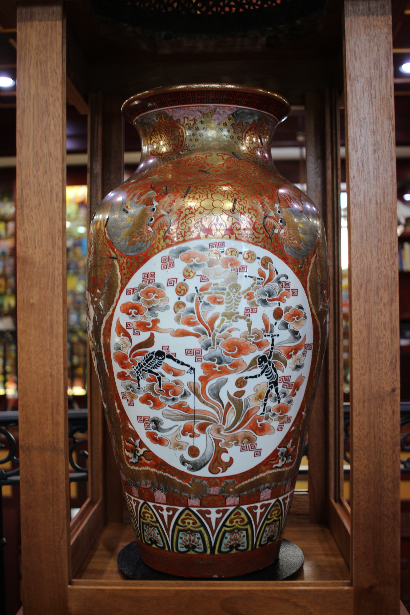 This vase is one of the oldest pieces of artwork to depict a yo-yo being played.