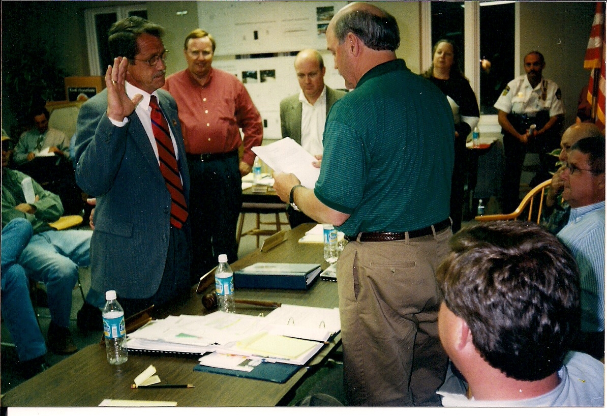 Windermere Mayor Gary Bruhn takes the Oath of Office during his swearing-in ceremony in 2004. (Photo courtesy of the town of Windermere)