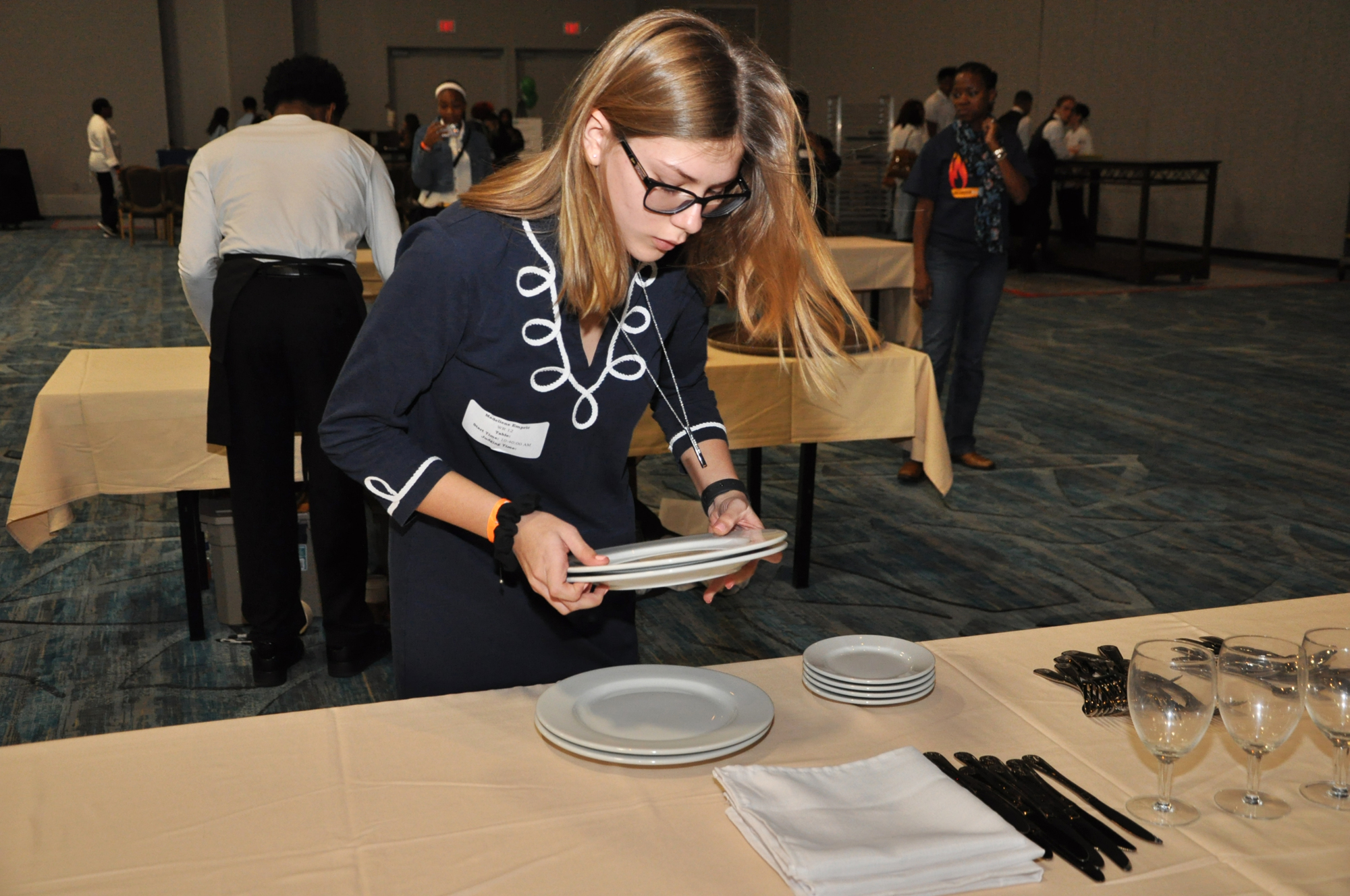 Windermere High School student Madeliene Empric quickly got plates to her team’s table during the waiters’ relay.