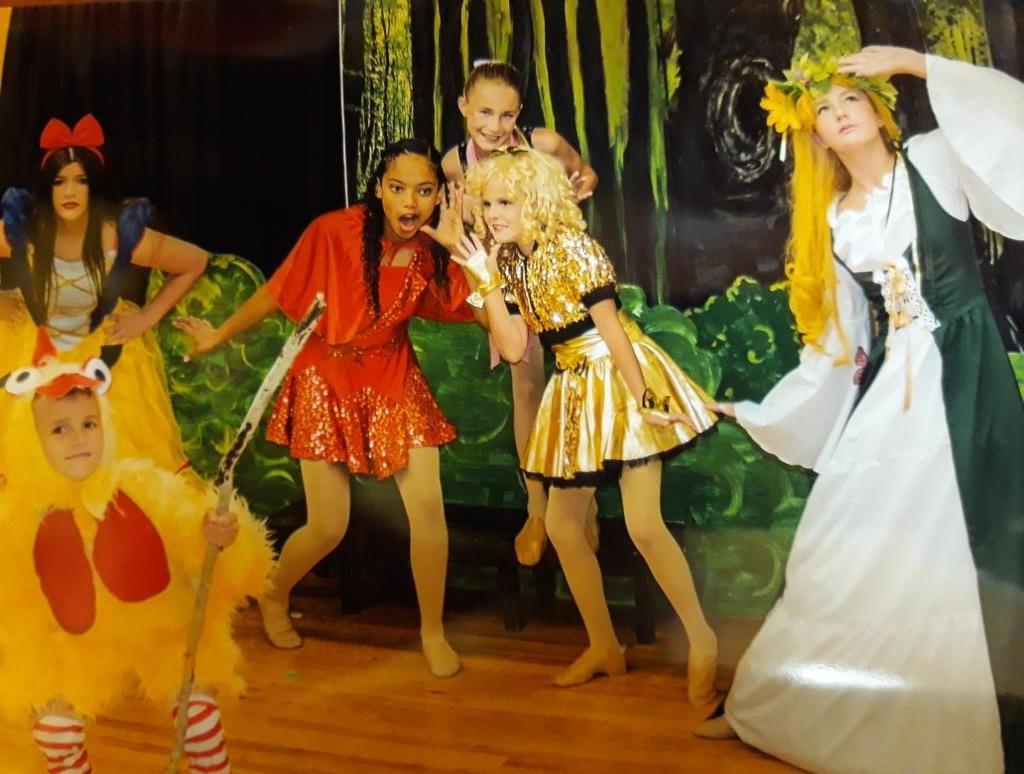 Summer Lockhart as Snow White, Anthony Scaber as Chicken Little, Kiera Williams, Avonelle Thomas, Lyla Floyd as Goldie and Anna Scaber as Sleeping Beauty, in last year's 