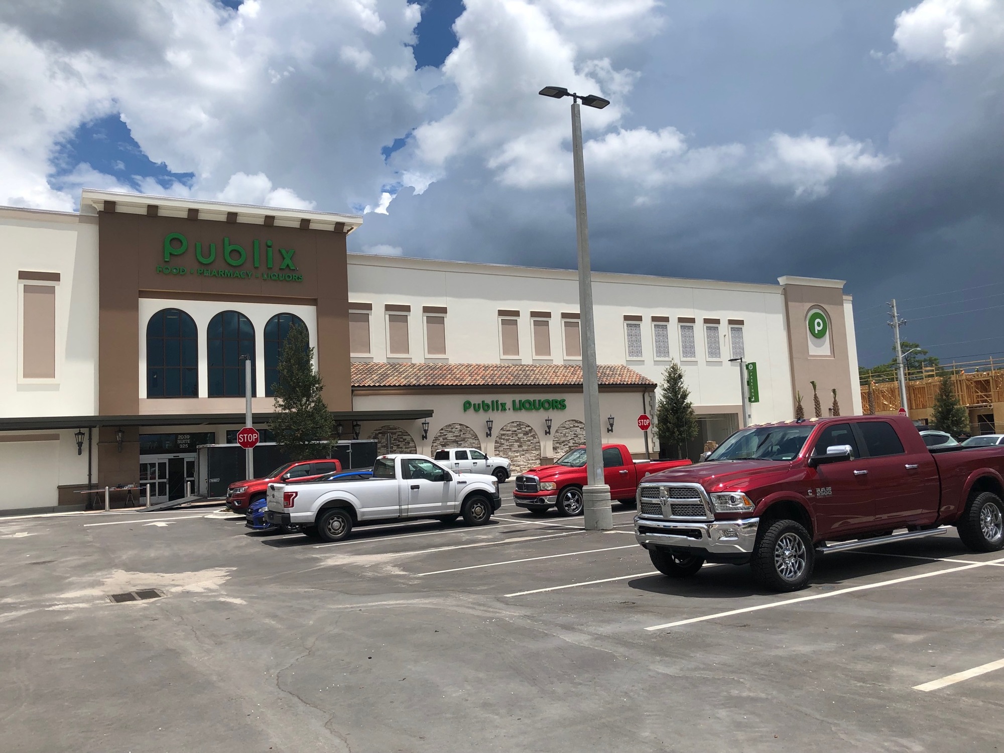 The new Publix will also have a liquor store.