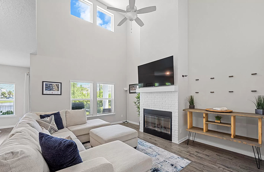 The living room in the listing for the Minshew property.