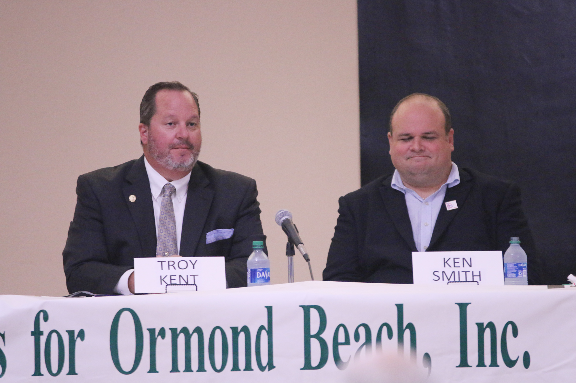 District 4 candidates Troy Kent and Ken Smith debate local issues during CFOB's candidate forum on Wednesday, Oct. 12. Photo by Jarleene Almenas