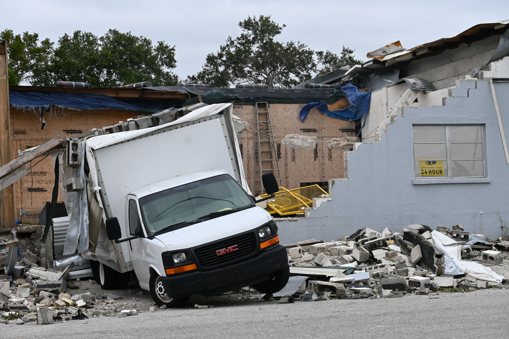 A building on 10th Street near downtown Sarasota collapsed Wednesday evening. (Photo by Spencer Fordin)