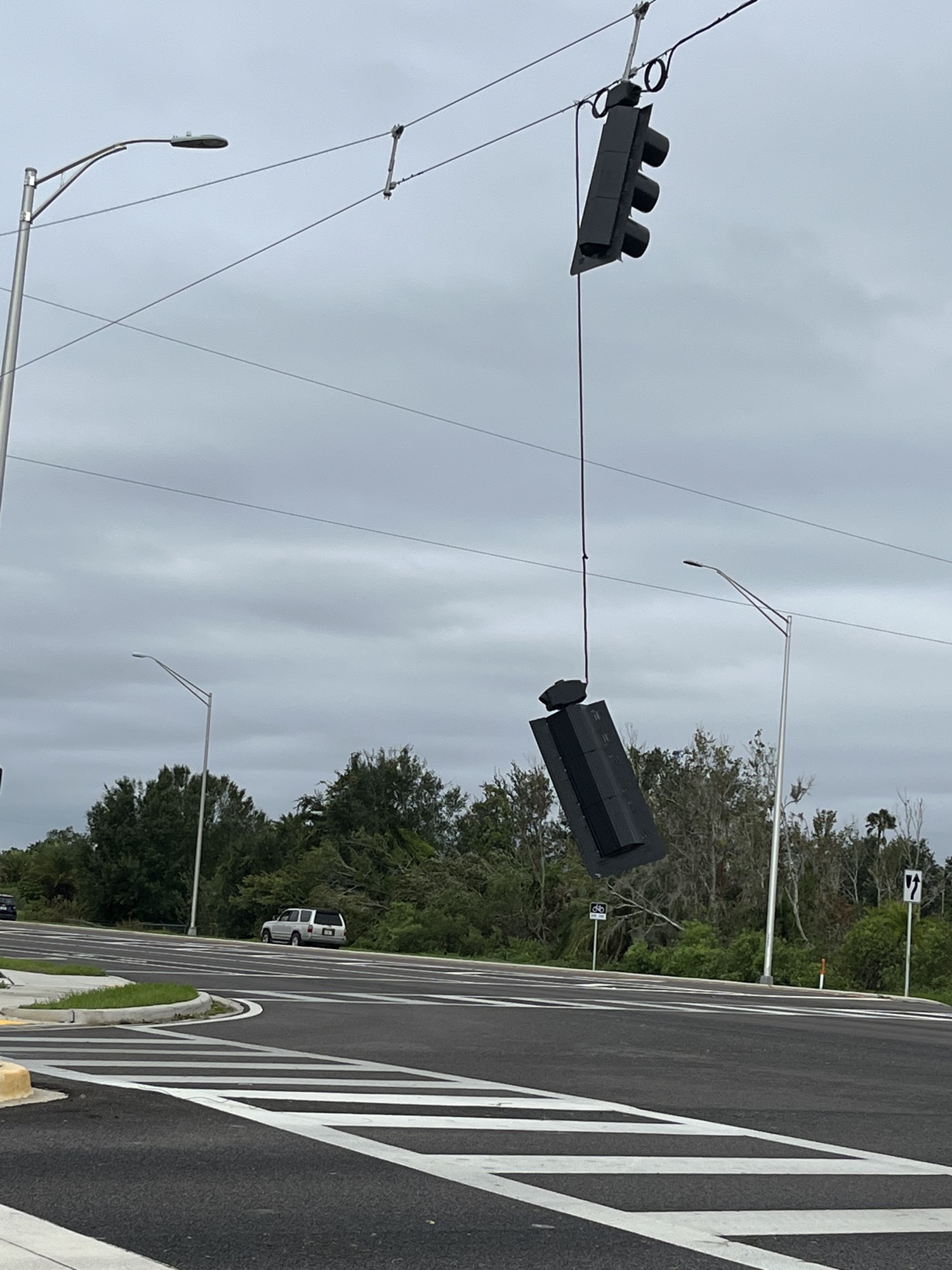 A traffic light dangles into the street on State Road 64 and 117th Street East at 10:30 a.m. Thursday. It has since been taken down. (Photo by Liz Ramos)