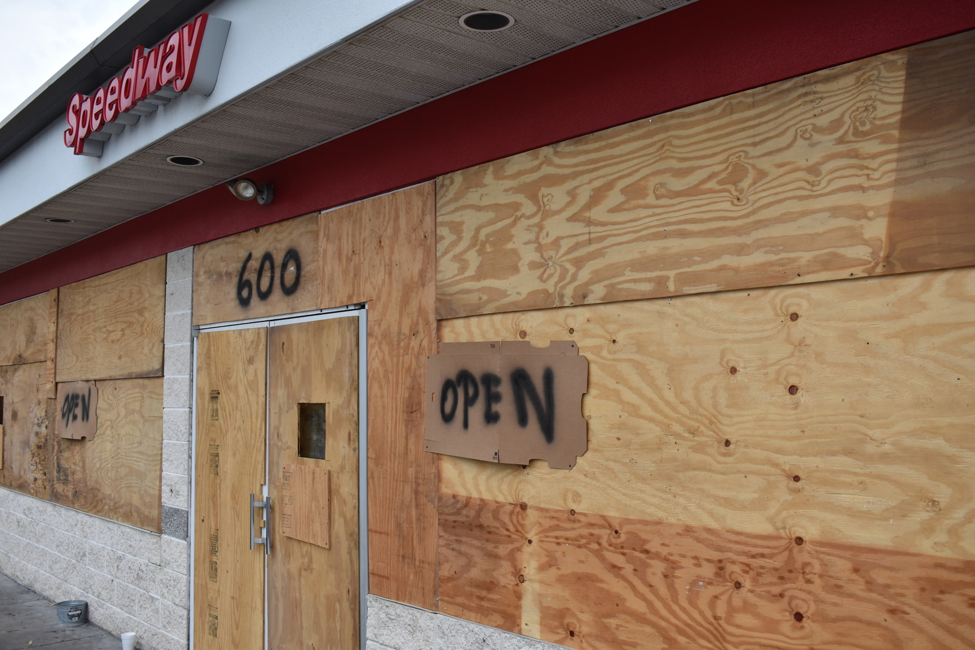 A convenience store on U.S. 301 near downtown was boarded up but remained open Tuesday morning. (Photo by Andrew Warfield)