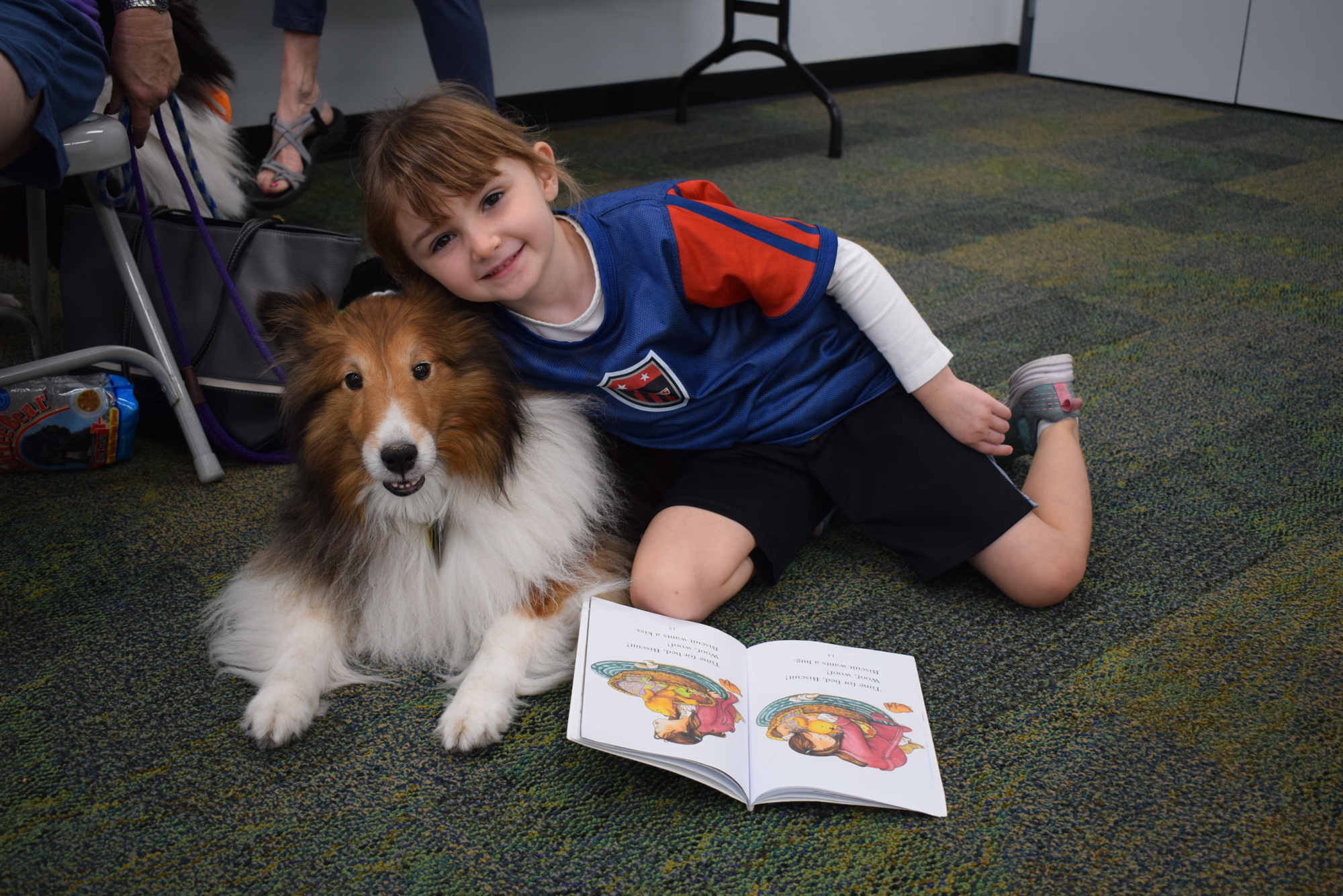 Waterlefe 4-year-old Ana Hantverk gives Annie, a 10-year-old Sheltie, a huge after reading. East County's Linda Moore brought Annie and McGee, another Sheltie, to Read 2 Dogs.