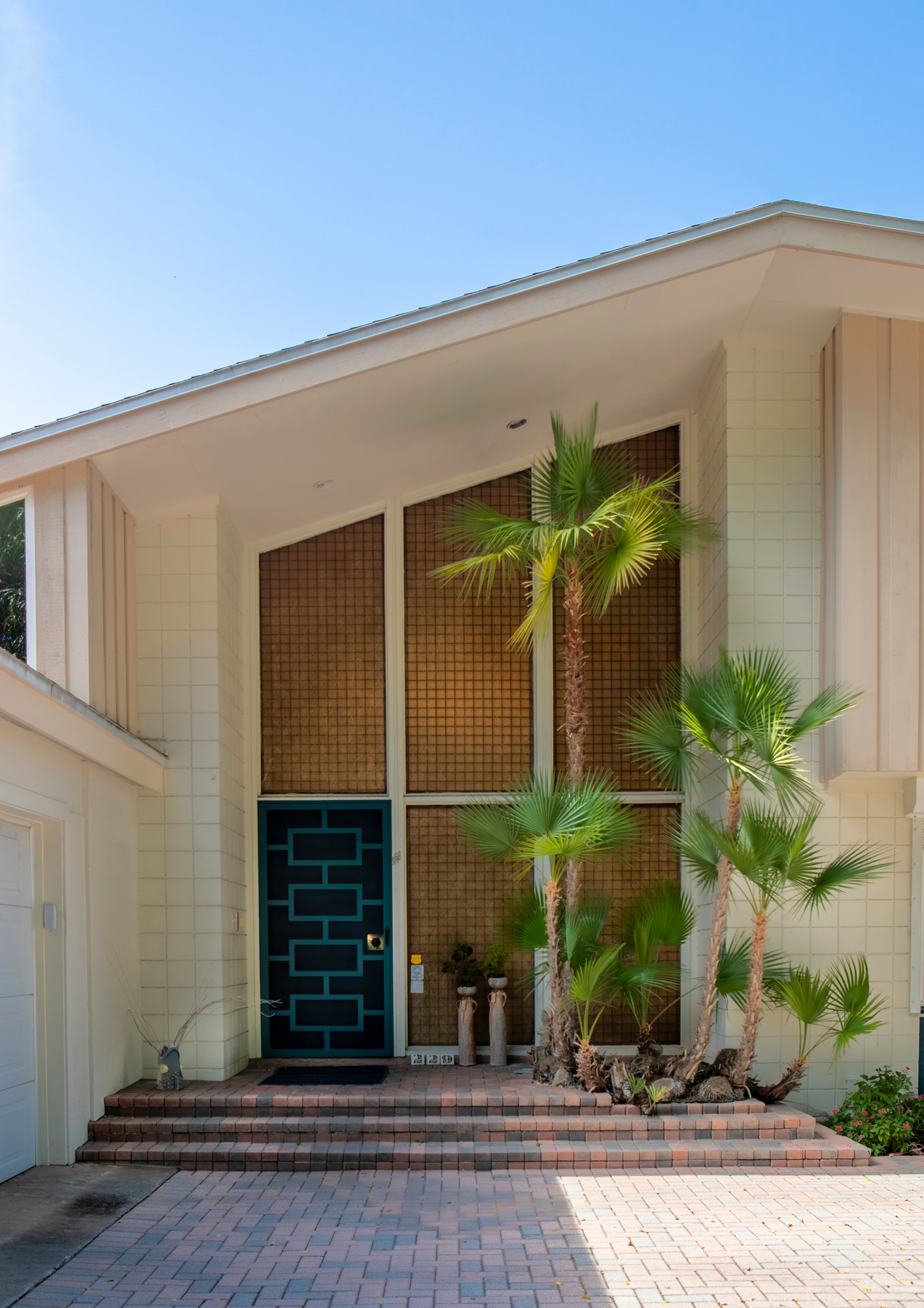 The house was originally owned by Sammy Dee, who ran the Elbow Room on St Armand’s Circle, a famous hamburger joint from the 1960’s. The same mid-century look of the restaurant found its way to the house. (Photo by Mark Wemple)