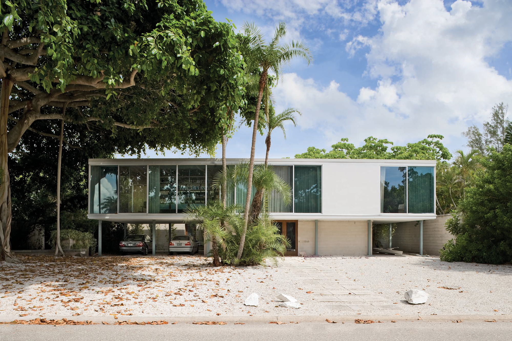 Paul Rudolph’s protégé Tim Seibert designed the Hiss Studio in 1953 as a glass box perched on 14 steel columns, with a massive library on the upper level. It was one of the first air-conditioned buildings in Sarasota. (Courtesy)