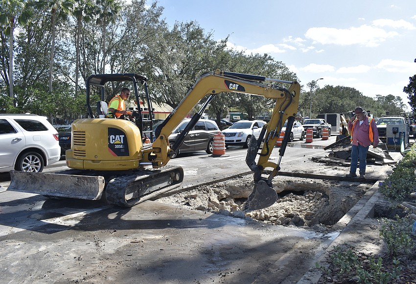 Leaking water causes turn lanes on Lorraine Road to shut down for repairs - Vimarsana News